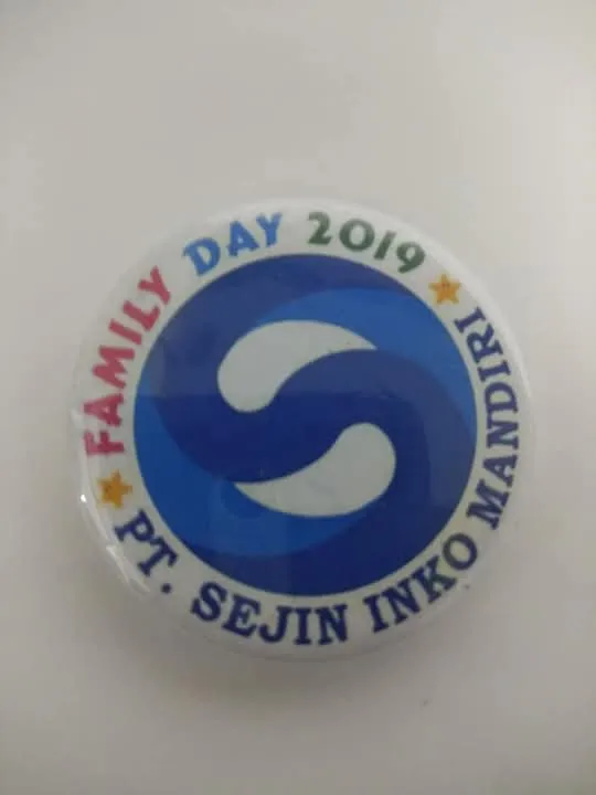 Cetak Pin Badge Custom - Souvenir & Identitas Event Berkualitas - Modhiskom