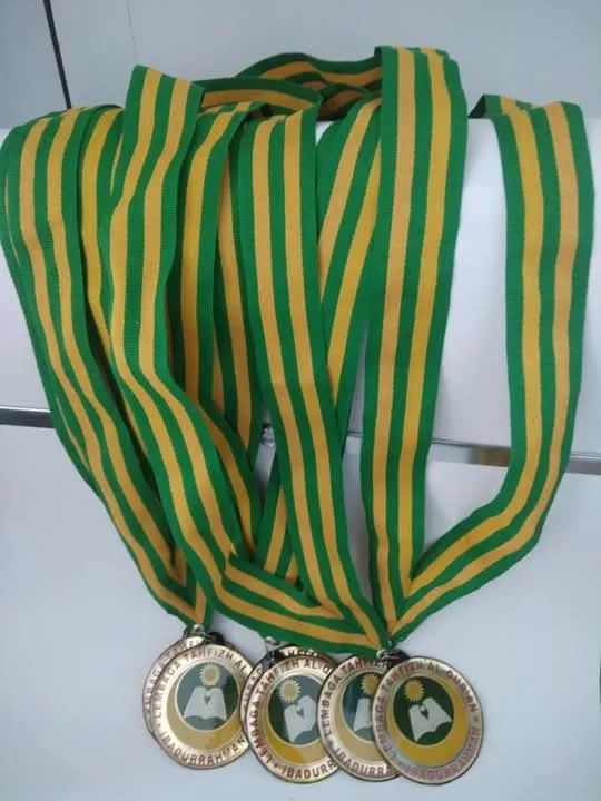 Hasil Karya: Produksi Medali Wisuda Custom – Bahan Logam & Akrilik